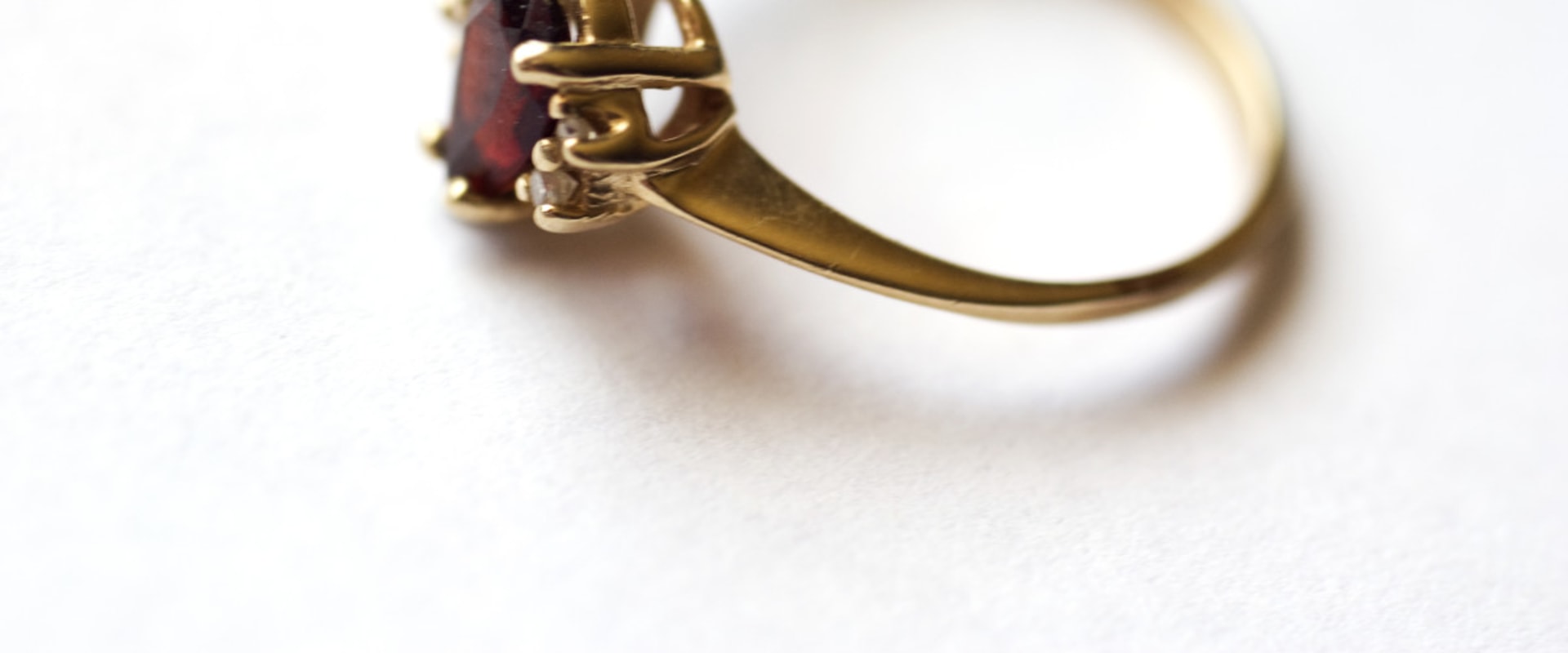 How can you tell if estate jewelry is real?